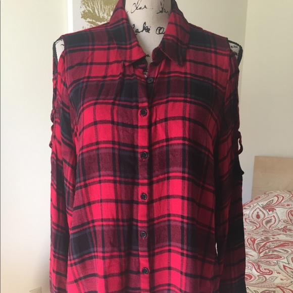 Olive & Oak Tops - 📦 Olive and Oak Maurizia Lace Up Shirt